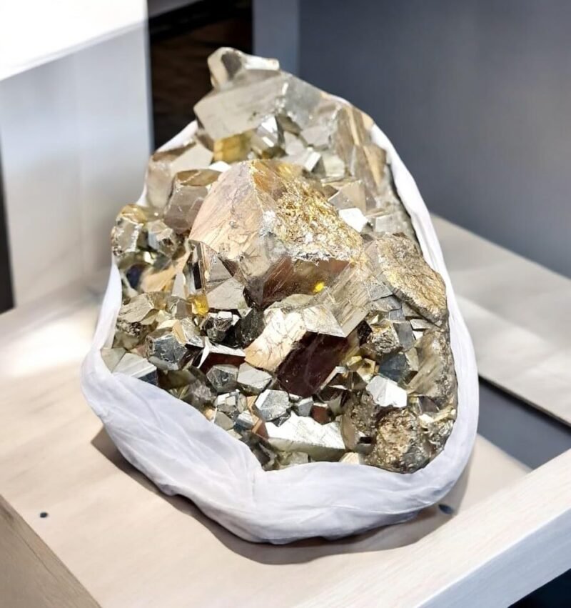 Pyrite Stone Original Cluster Stone - Natural Energised Golden Pyrite Stone for Healing, Willpower, Money Manifestation, Vastu, and Business - Certified Original Pyrite (600 Grams to 950 Grams)