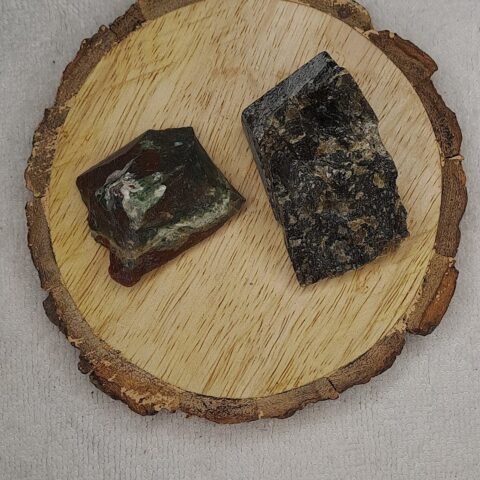 Divine Spirituals Blood Stone and Labradorite AAA Grade Raw Natural Crystal Combo with Wooden Natural Bark Coaster for Healing, Meditation and Manifestation Natural Healing Crystals Abundance Stones